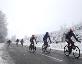 Cycling in winter snow ()