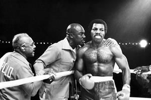 Carl Weathers ()