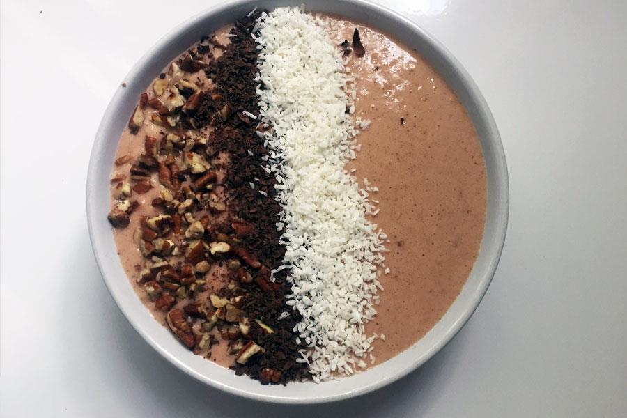 Carrot cake smoothie bowl ()
