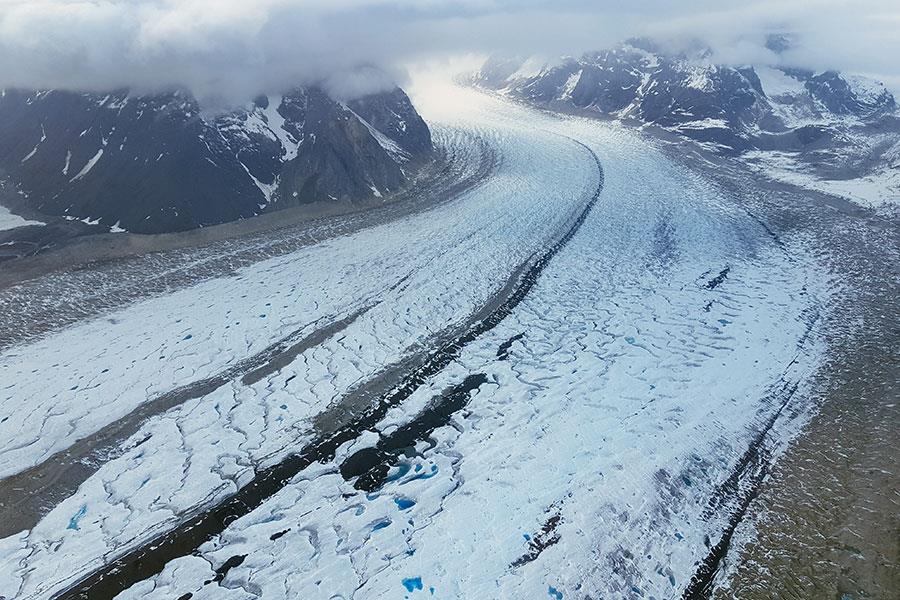 Glacier around Mount Denali with blue glacier water ()