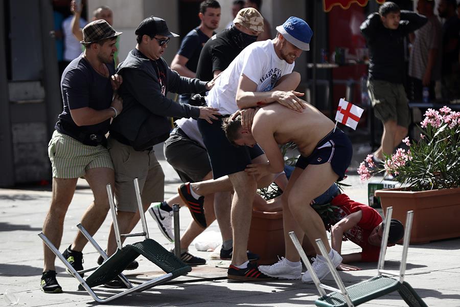Euro 2016 fighting ()