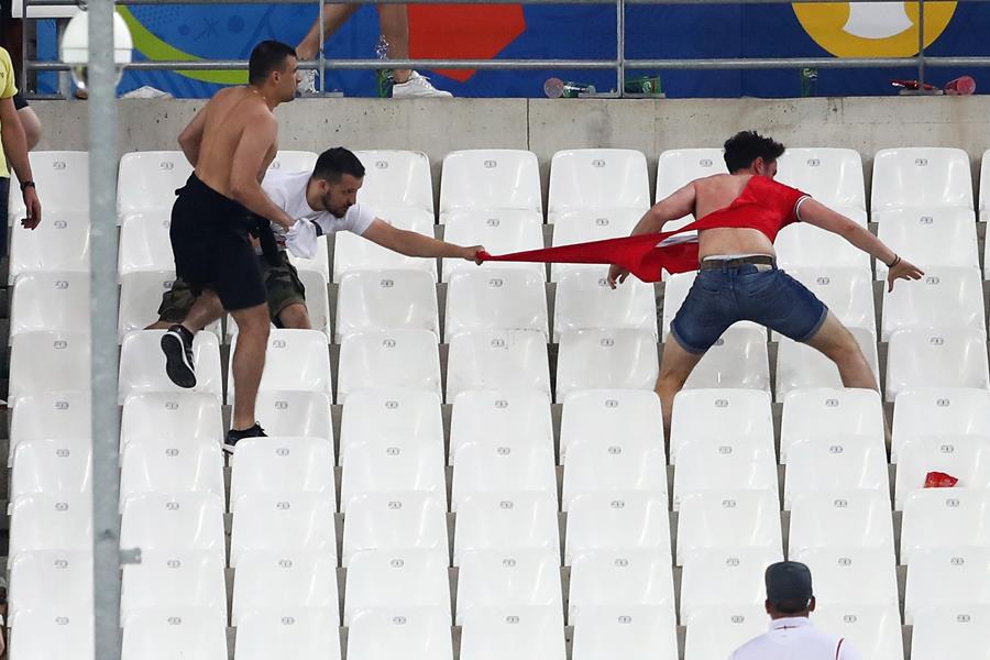 Fan violence in Stade Velodrome Marseille ()