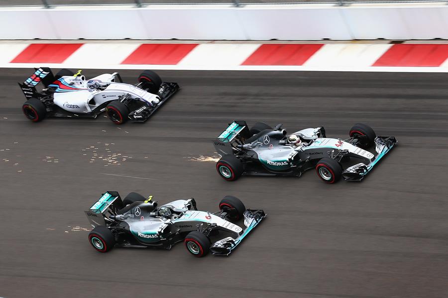 Mercedes overtaking at Sochi Street Circuit in Russia ()