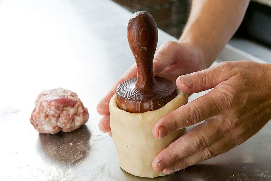 How to make a melton mowbray pork pie ()