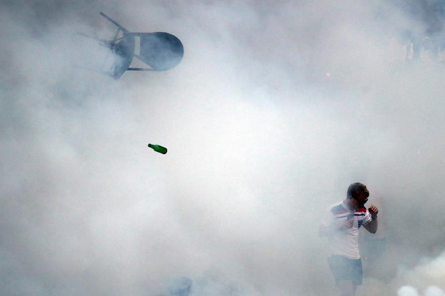 Tear gas Euro 2016 ()