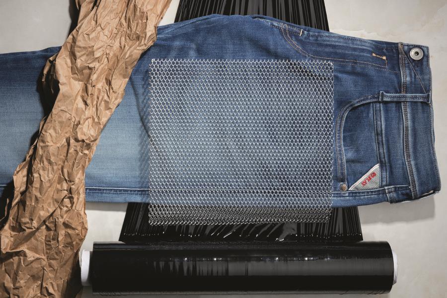 Stretchy jeans (PR shot)
