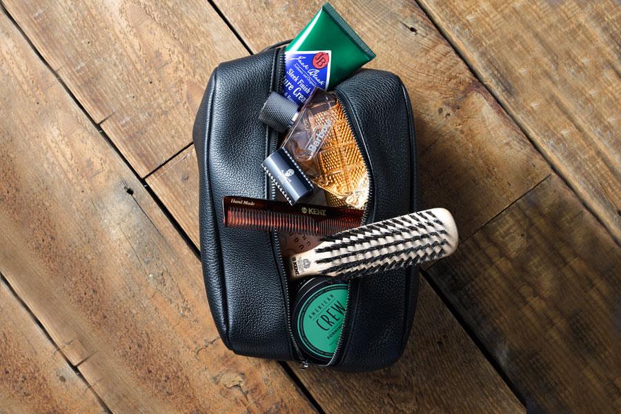 Dolce & Gabanna Leather wash bag ()