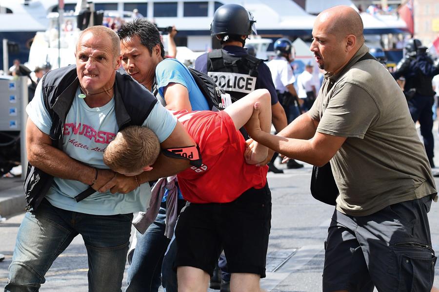Police officer has football fan in headlock Euro 2016 ()
