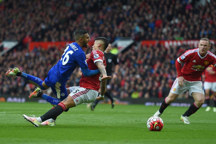 Rojo fouls Mahrez ()