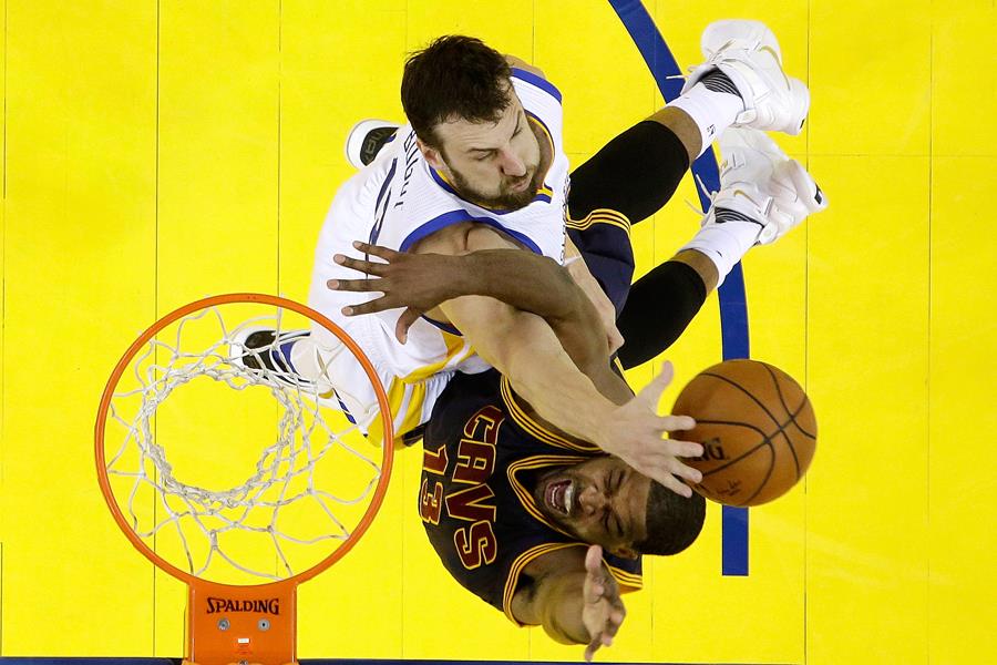 Andrew Bogut block game 2 2016 ()
