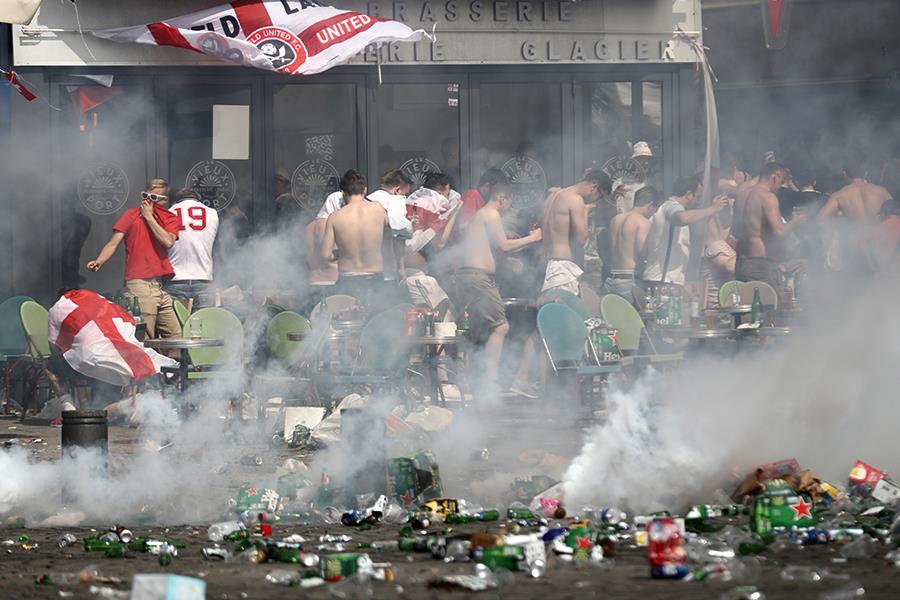 Tear gas france Euro 2016 ()